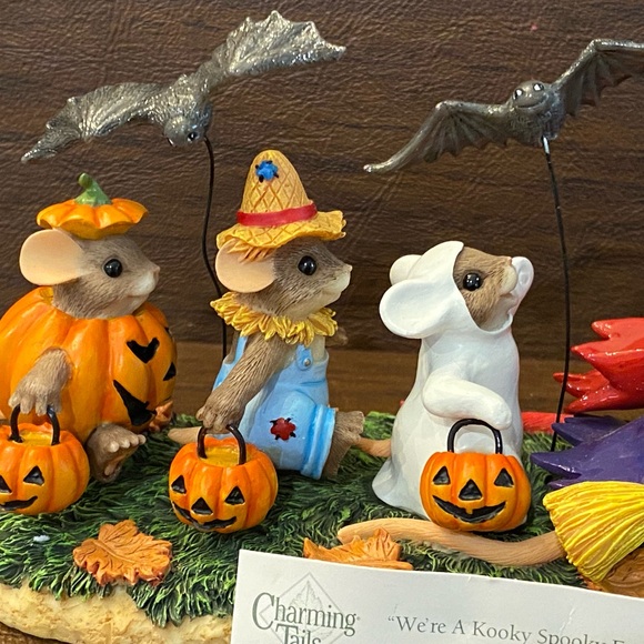 CHARMING TAILS We’re a Kooky Spooky Family Halloween Figurine by Fitz & Floyd - Picture 4 of 15